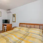 1 Bedroom Gorgeous In Appartement Stara Baška